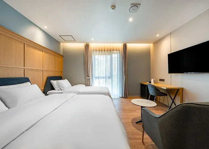 Hotel Brown Dot Signature