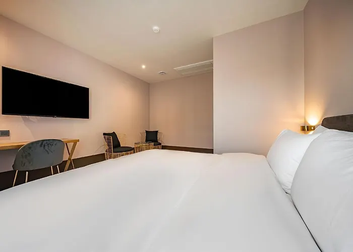 Brown Dot Signature 3* Busan