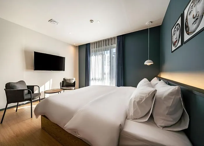 Brown Dot Signature 3* Busan