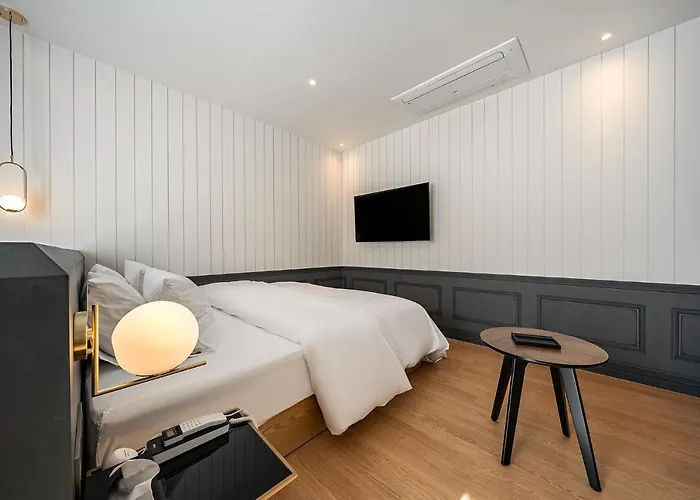 Hotel Brown Dot Signature 3*