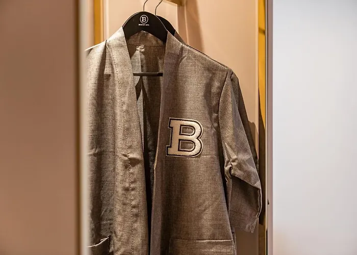 Hotel Brown Dot Signature