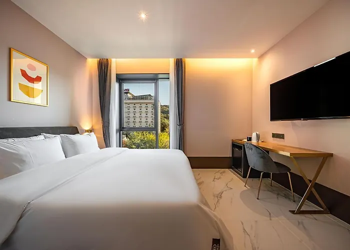 Brown Dot Signature Hotel 3*
