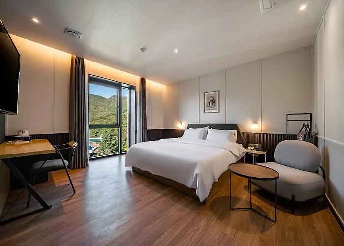 Hotel Brown Dot Signature
