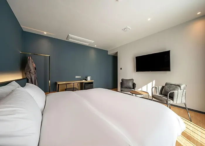 Brown Dot Signature 3* Busan