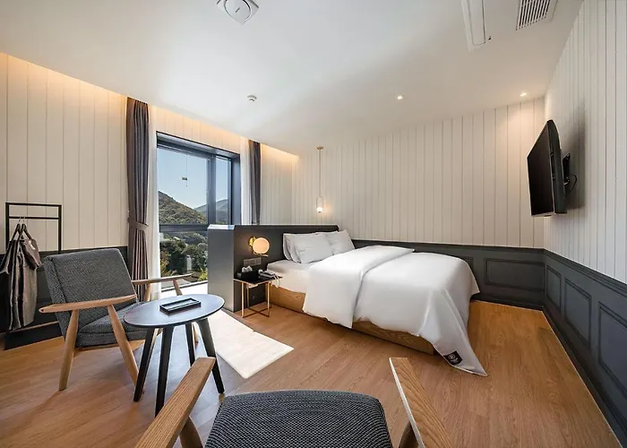 Brown Dot Signature 3* Busan