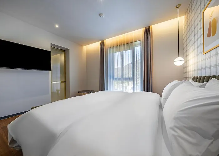 Hotel Brown Dot Signature 3*