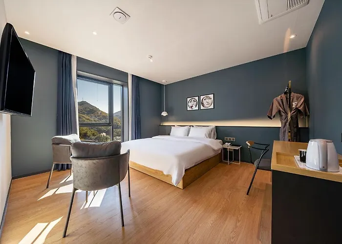 Hotel Brown Dot Signature