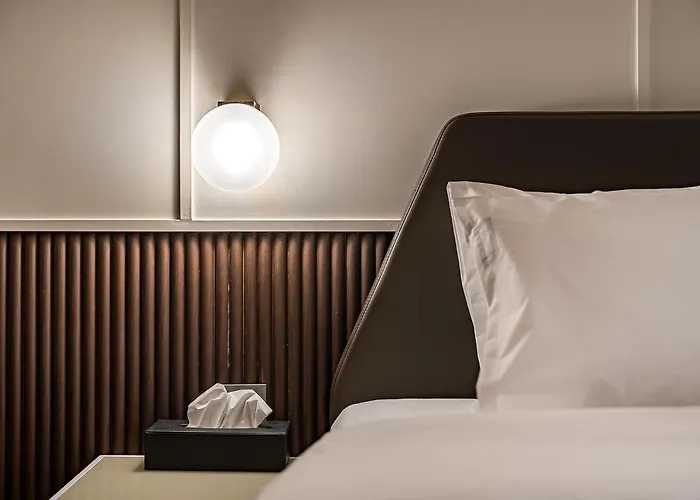 Hotel Brown Dot Signature