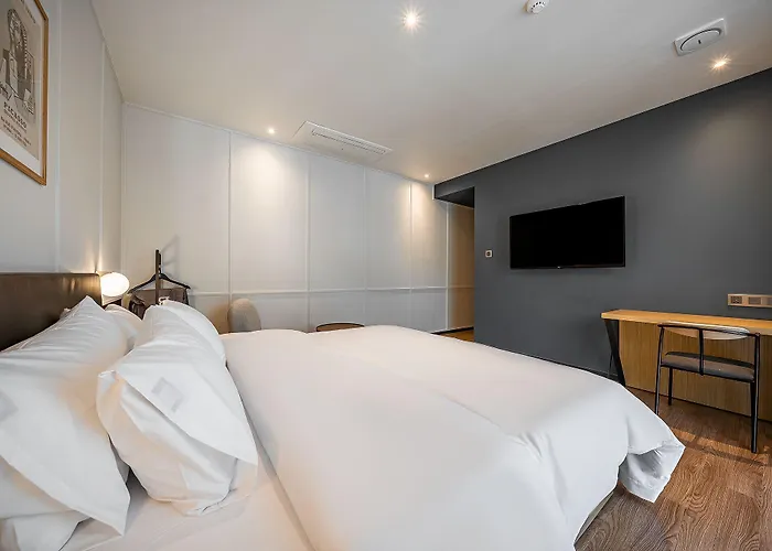 Hotel Brown Dot Signature